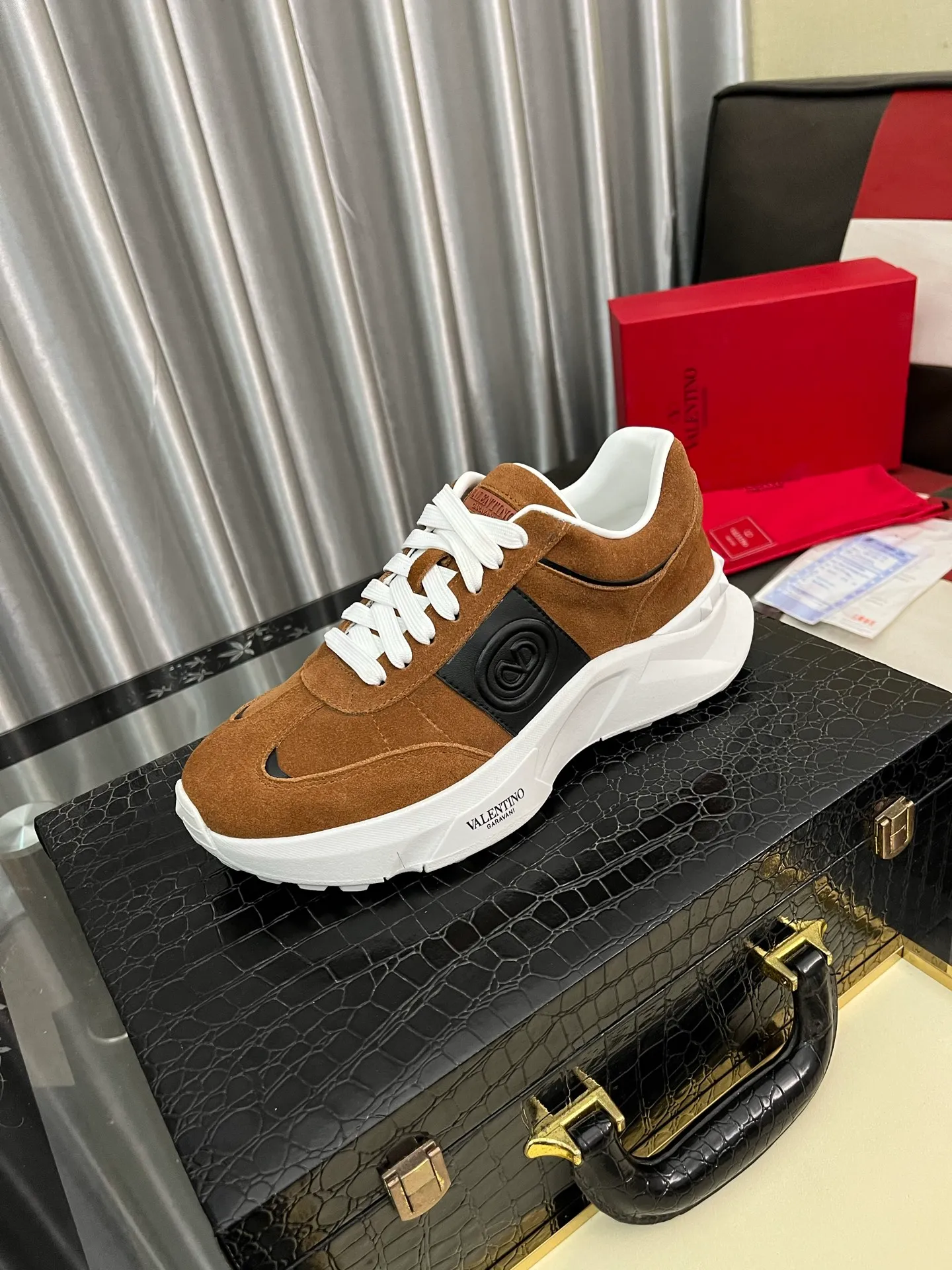 Men's shoes 💰480⌚️⌚️ VALENTINO Valentino's 2024 ss spring and summer new hot casual sports shoes, imported elastic fabric upper ➕The heel is Warren's exclusive rivet shape. The whole is very representative, the combined outsole is really easy to wear and very comfortable on the foot ~ Comes with **4 cm, classic, comfortable and versatile! Size: 38-442️⃣Colors available